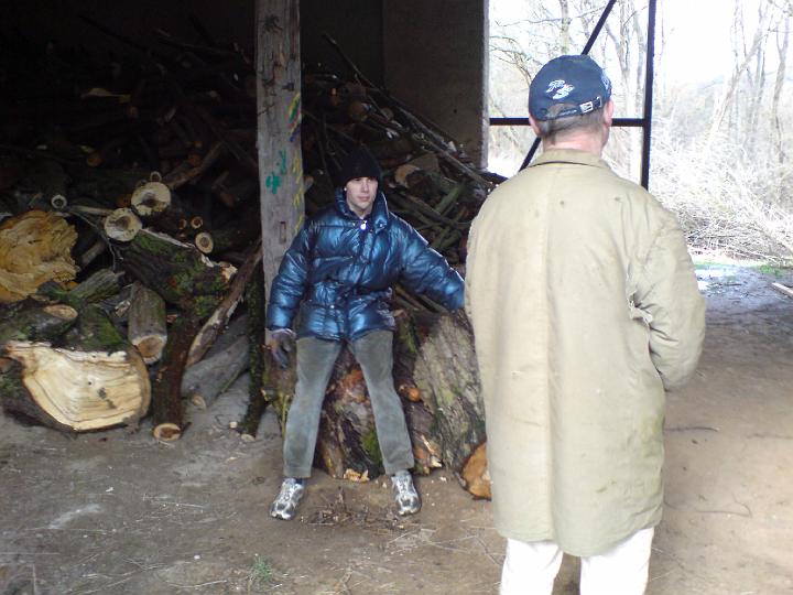 Jirka rozmlouvá se svým otcem, zřejmě se ptá, v kolik bude padla